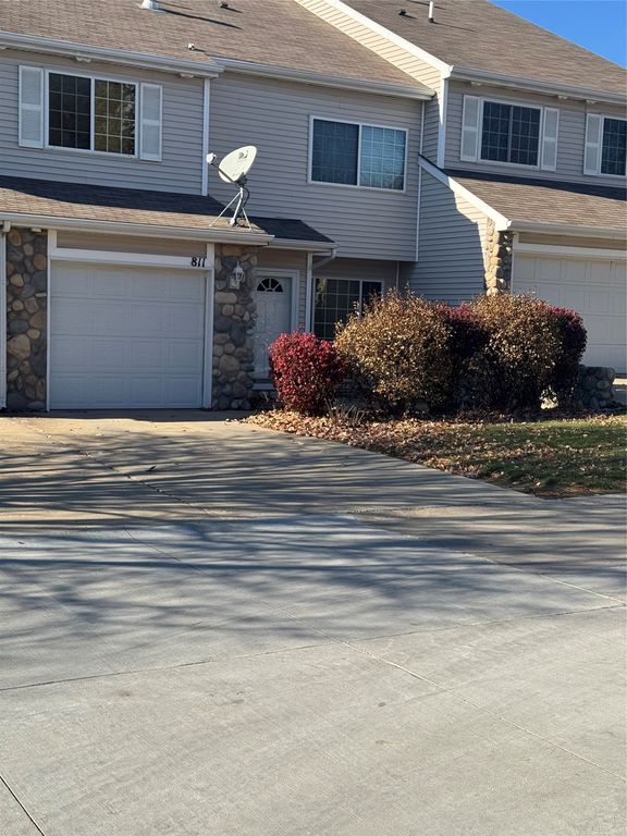 3799 Village Run Drive 811, Des Moines, IA 50317