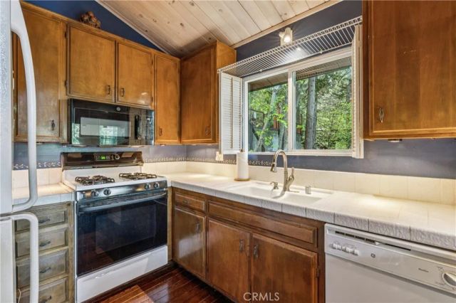 717 Oakmont Lane, Lake Arrowhead, CA 92352