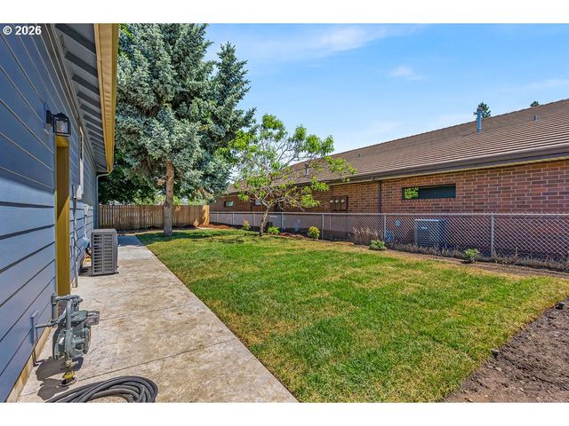 1025 CHURCH St, Woodburn, OR 97071