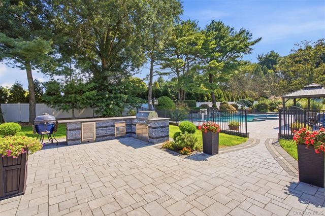 24 Quintree Lane, Melville, NY 11747