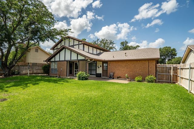 3200 Teakwood Drive, Bedford, TX 76021