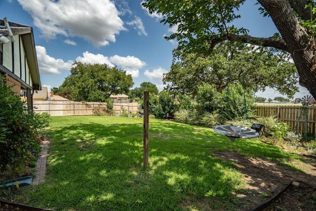 3200 Teakwood Drive, Bedford, TX 76021