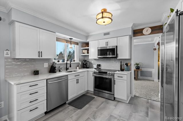 17193 Louise Street, Livonia, MI 48152