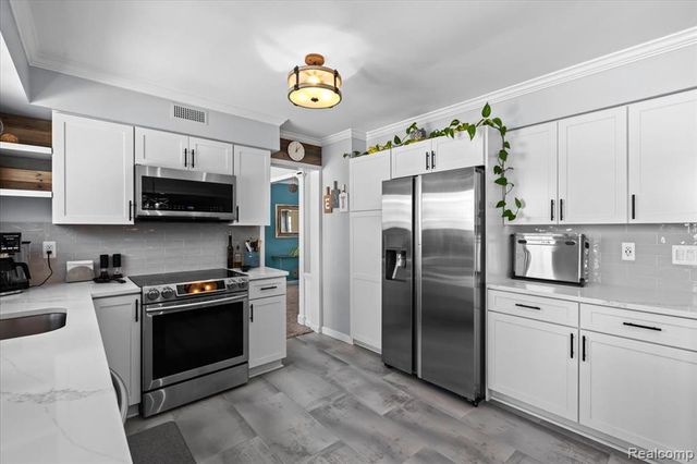 17193 Louise Street, Livonia, MI 48152