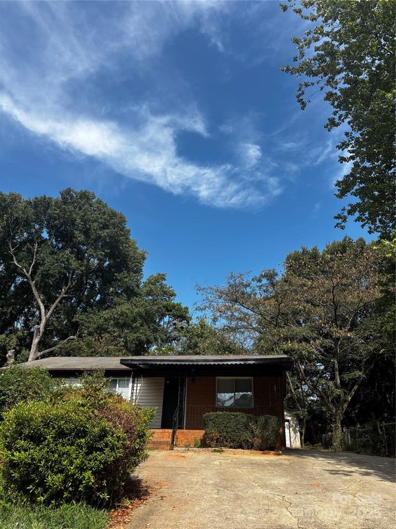 1020 Lewiston Avenue, Charlotte, NC 28208