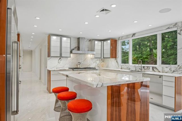 807 Sussex Road, Franklin Lakes, NJ 07417