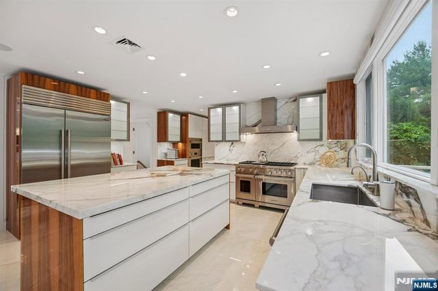 807 Sussex Road, Franklin Lakes, NJ 07417