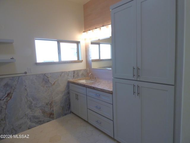 8450 N Sunny Rock Ridge Drive, Tucson, AZ 85743