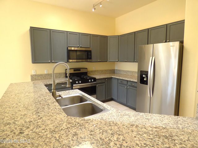 8450 N Sunny Rock Ridge Drive, Tucson, AZ 85743