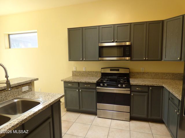 8450 N Sunny Rock Ridge Drive, Tucson, AZ 85743