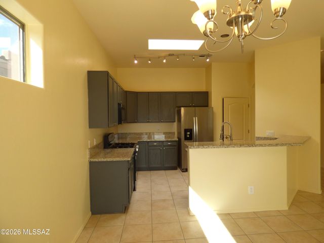 8450 N Sunny Rock Ridge Drive, Tucson, AZ 85743