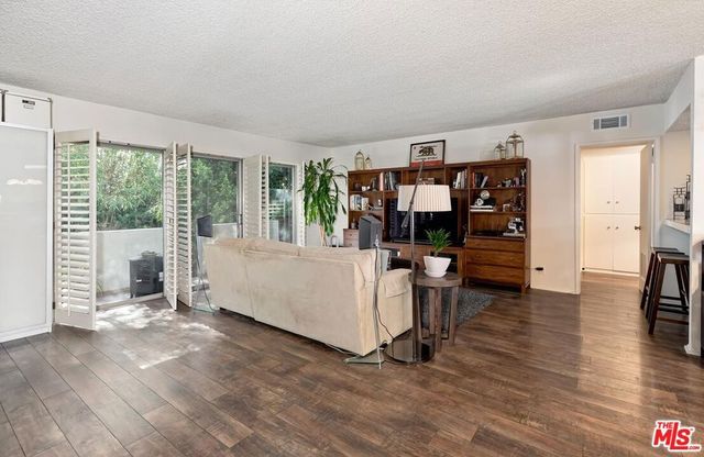 4445 Cartwright Avenue 310, Toluca Lake, CA 91602