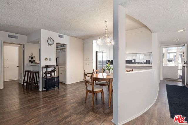 4445 Cartwright Avenue 310, Toluca Lake, CA 91602