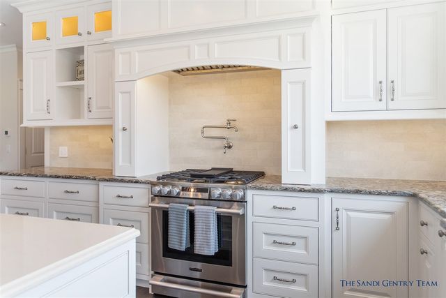 218 S Harbor Drive 202, Grand Haven, MI 49417