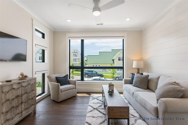 218 S Harbor Drive 202, Grand Haven, MI 49417