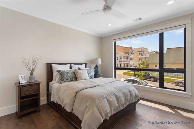 218 S Harbor Drive 202, Grand Haven, MI 49417