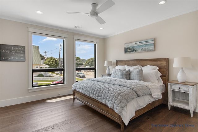 218 S Harbor Drive 202, Grand Haven, MI 49417