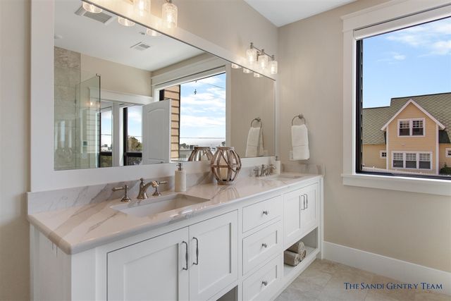 218 S Harbor Drive 202, Grand Haven, MI 49417