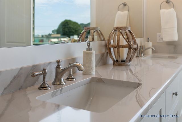 218 S Harbor Drive 202, Grand Haven, MI 49417