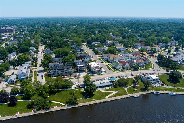 218 S Harbor Drive 202, Grand Haven, MI 49417