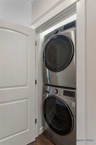 218 S Harbor Drive 202, Grand Haven, MI 49417