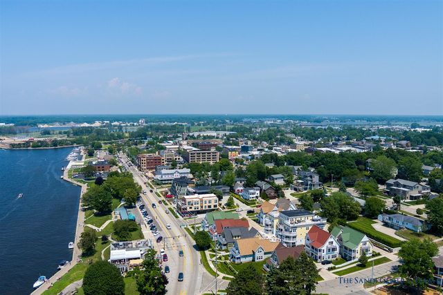 218 S Harbor Drive 202, Grand Haven, MI 49417