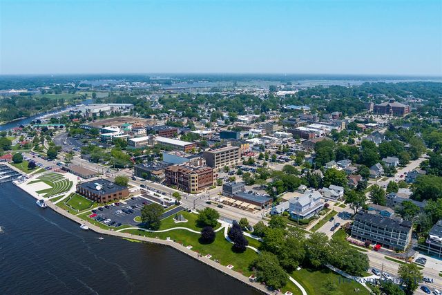 218 S Harbor Drive 202, Grand Haven, MI 49417