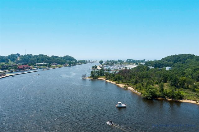 218 S Harbor Drive 202, Grand Haven, MI 49417