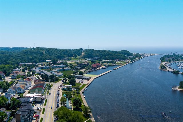 218 S Harbor Drive 202, Grand Haven, MI 49417