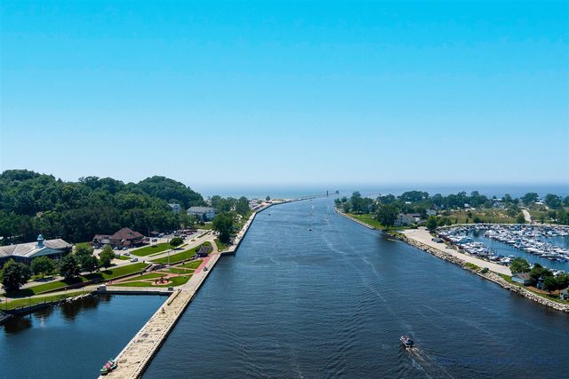 218 S Harbor Drive 202, Grand Haven, MI 49417