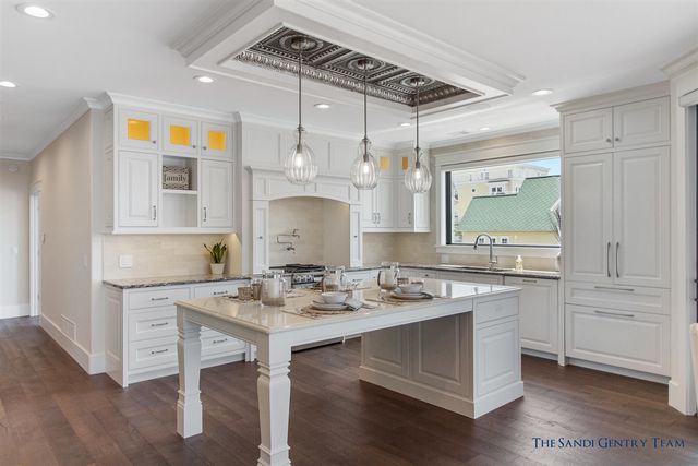 218 S Harbor Drive 202, Grand Haven, MI 49417