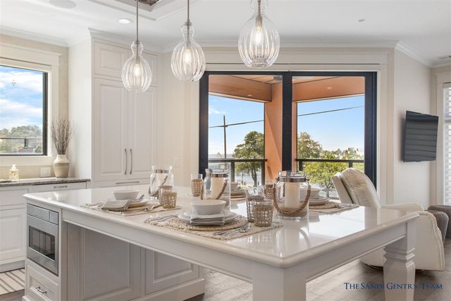 218 S Harbor Drive 202, Grand Haven, MI 49417