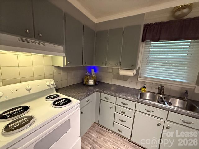 6832 Delta Lake Drive, Charlotte, NC 28215