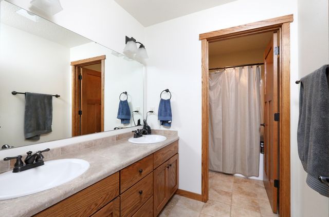 422 Stonegate Court SW, Altoona, IA 50009