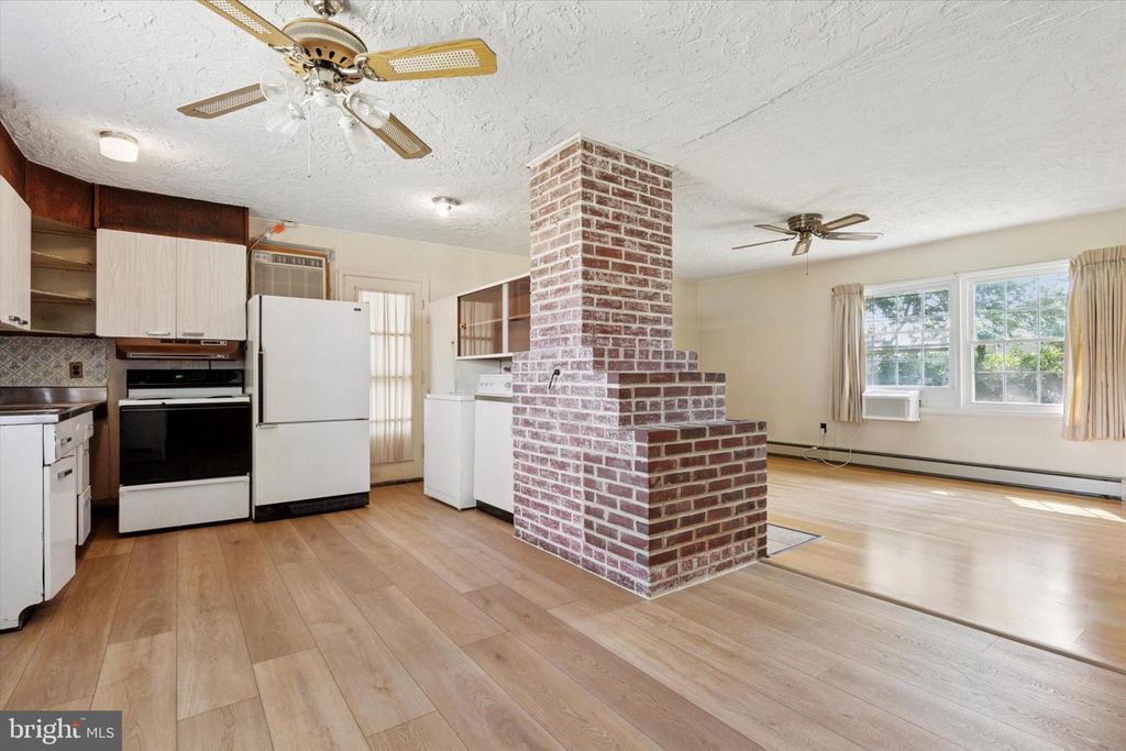 14 COPPER BEECH LN, Levittown, PA 19055