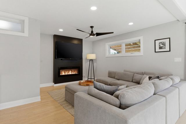 334 E Huntington Lane, Elmhurst, IL 60126