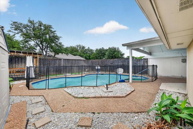 1000 Oxfordshire Drive, Carrollton, TX 75007