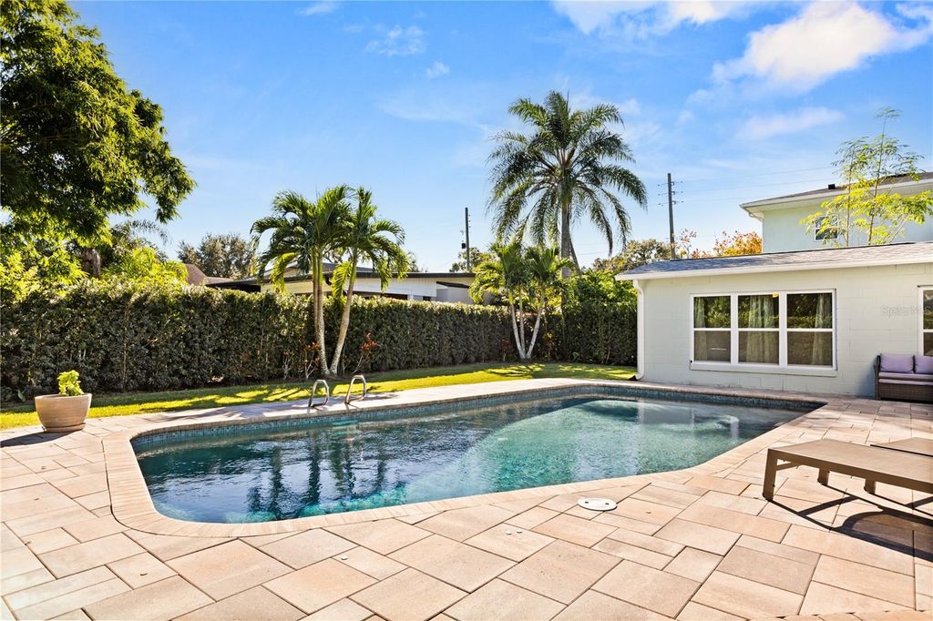 Image 2 of property listing at 608 BRIERCLIFF DRIVE, Orlando, FL 32806