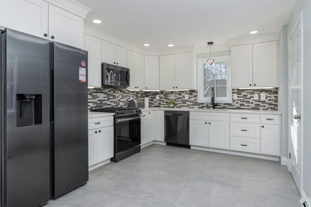 17 Trues Parkway, Sandown, NH 03873