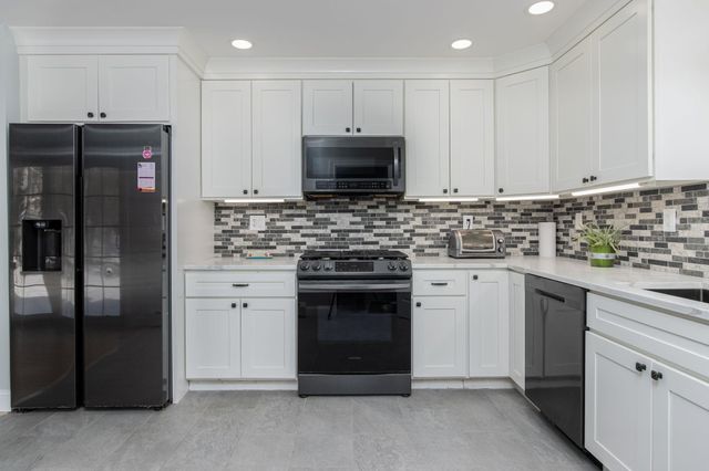 17 Trues Parkway, Sandown, NH 03873