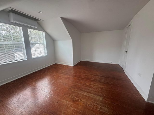 1803 Avenue P, Huntsville, TX 77340