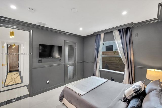 726 NE 17th Way, Fort Lauderdale, FL 33304