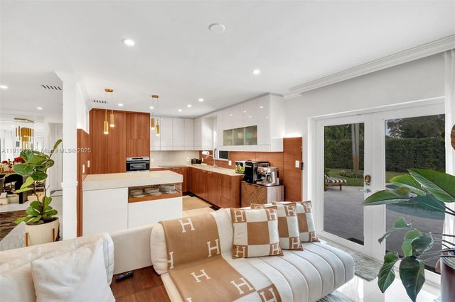 726 NE 17th Way, Fort Lauderdale, FL 33304