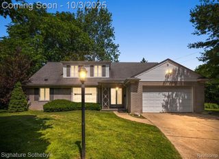 24 Moorland Drive, Grosse Pointe Shores, MI 48236