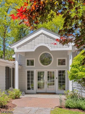 1 Hickory Ln, Roseland Boro, NJ 07068