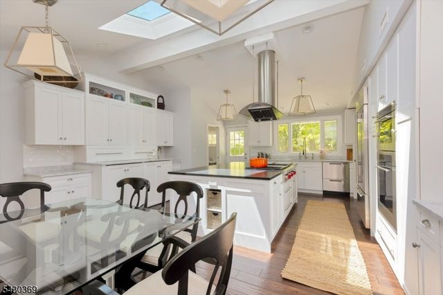 1 Hickory Ln, Roseland Boro, NJ 07068