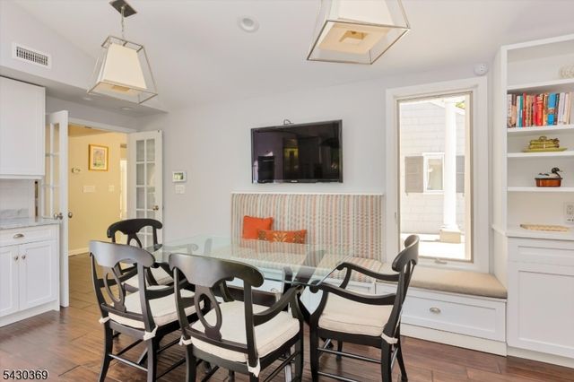 1 Hickory Ln, Roseland Boro, NJ 07068