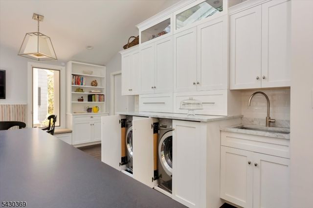 1 Hickory Ln, Roseland Boro, NJ 07068