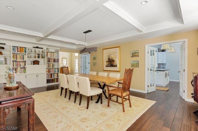 1 Hickory Ln, Roseland Boro, NJ 07068