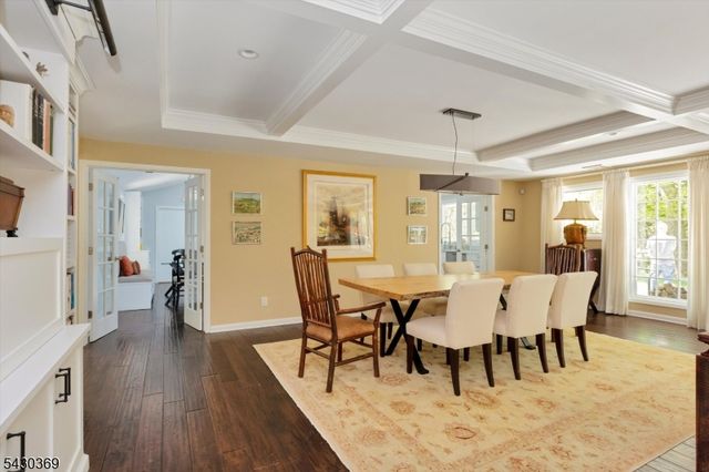 1 Hickory Ln, Roseland Boro, NJ 07068